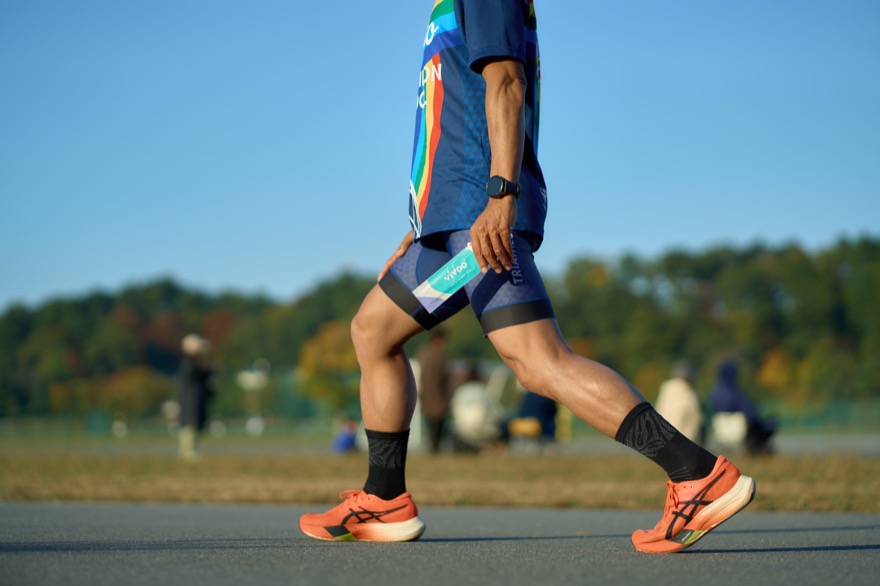 Vivooのストリップ（試験紙）を手に持つ運動をしている人